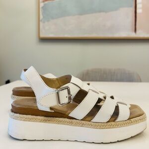 Vaneli White Plataform Sandals